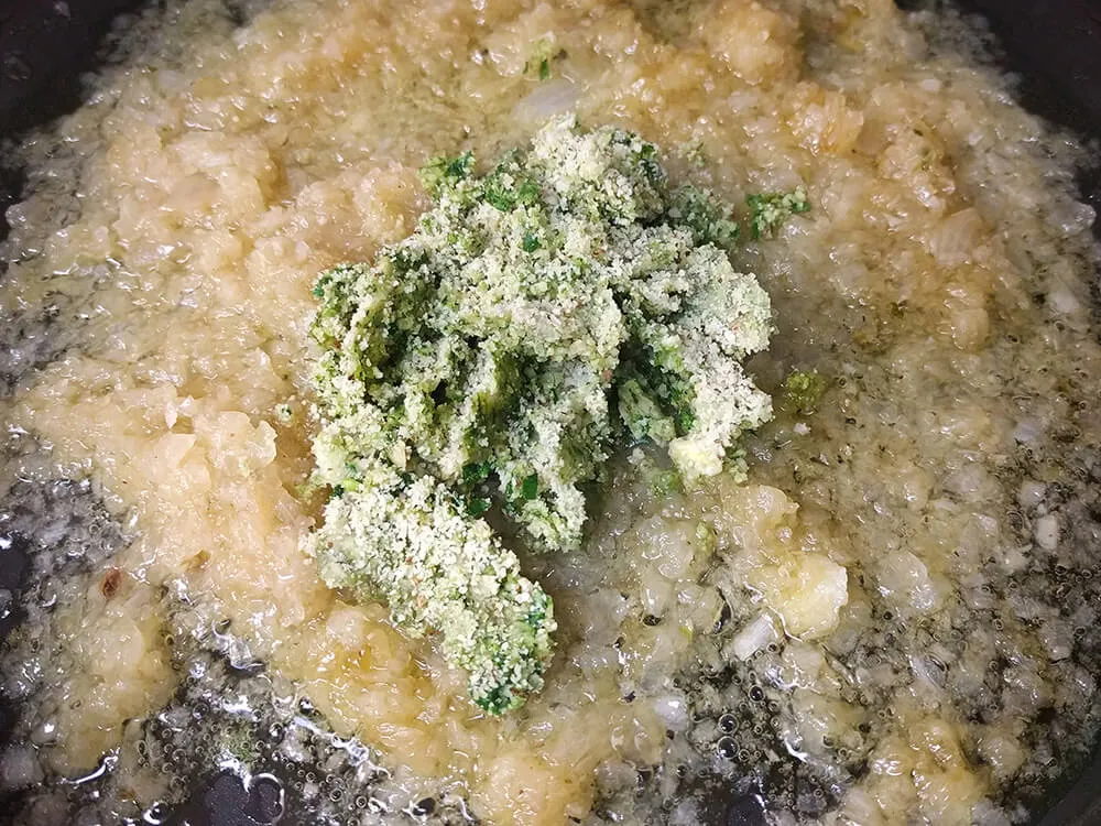 Cebolla pochada con la picada de frutos secos