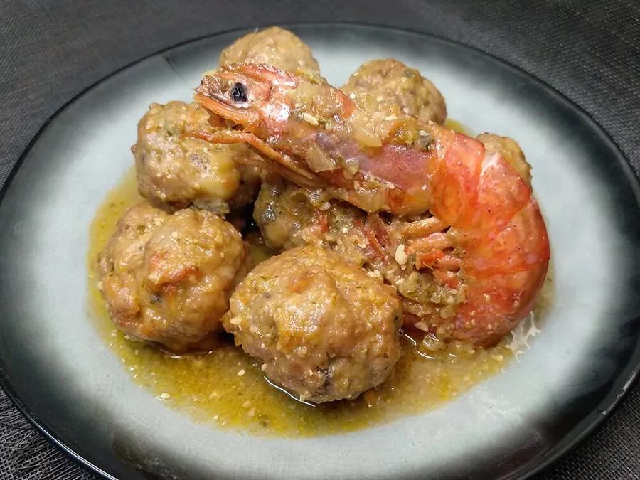 Albóndigas de gambas y butifarra negra.