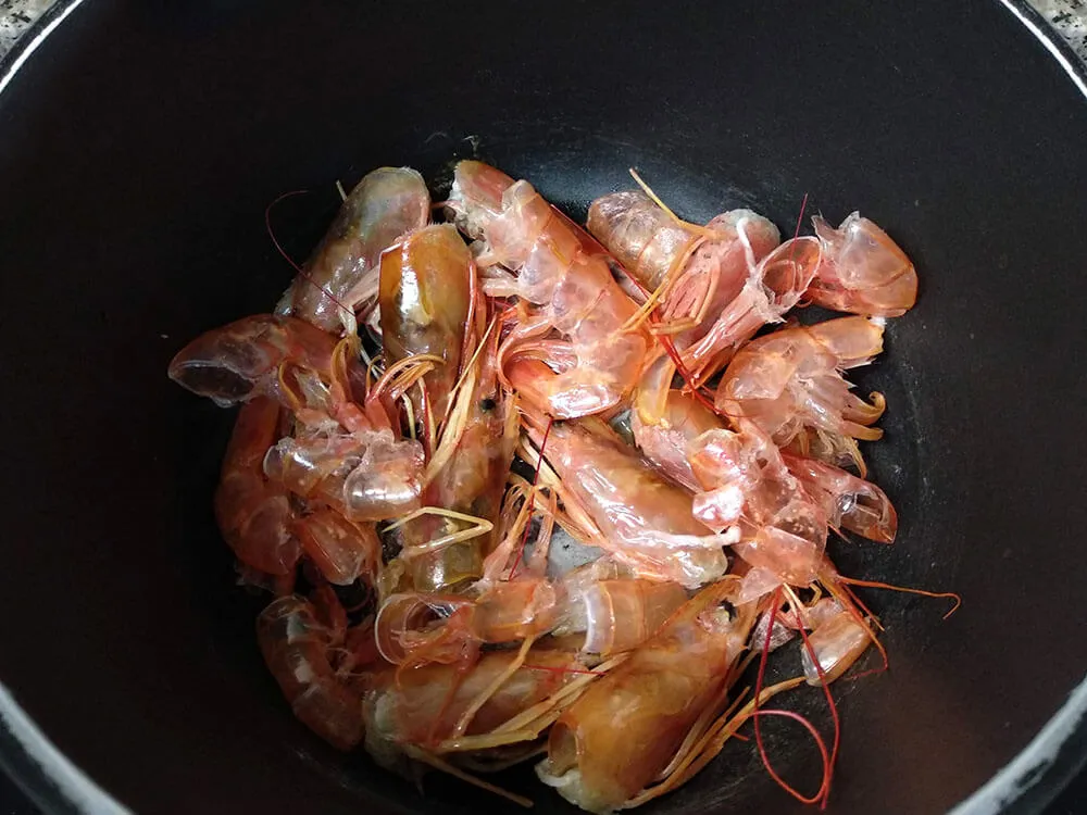 Cáscaras y cabezas de las gambas peladas.