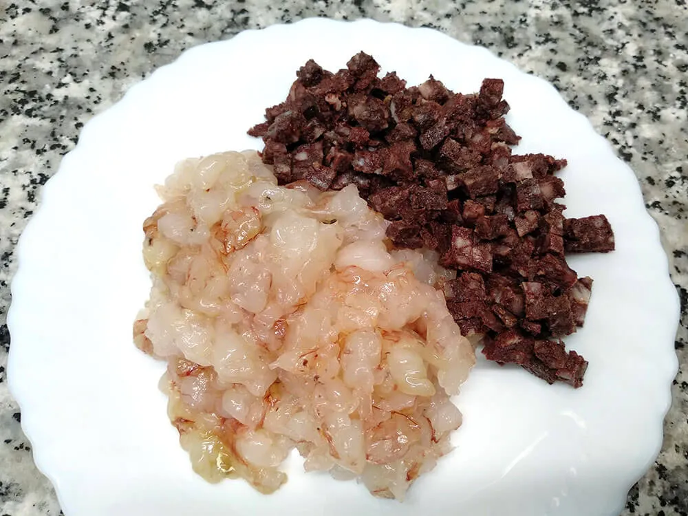 Gambas crudas peladas y picadas. Butifarra negra picada.