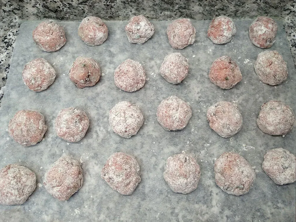 Albóndigas enharinadas.