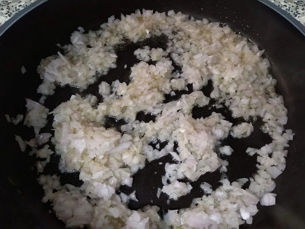 Cebolla picada en cazuela.