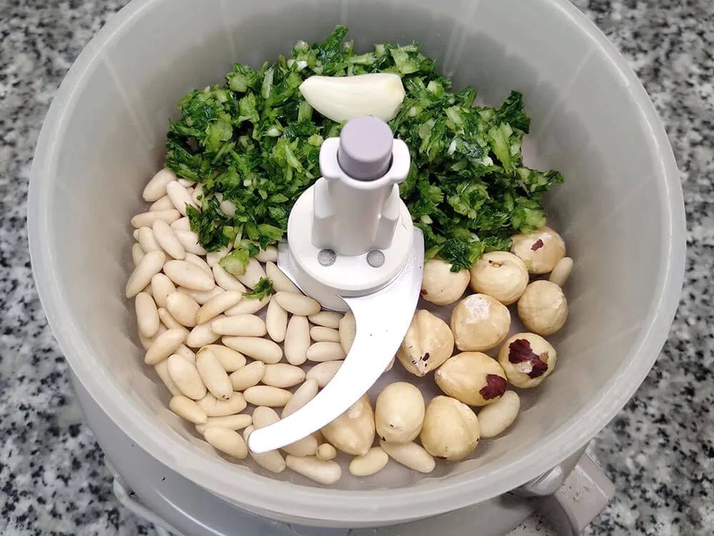 Avellanas, piñones, ajo y perejil.