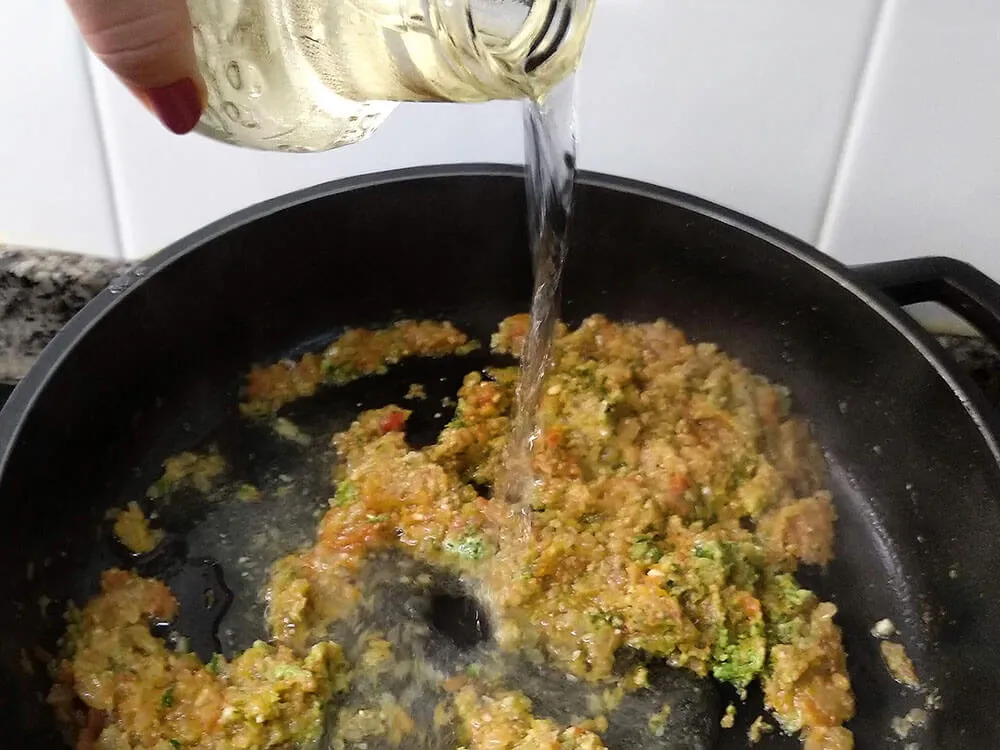 Sofrito con vino blanco.