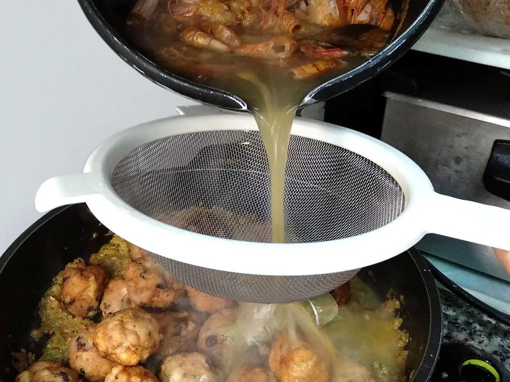 Sofrito, albóndigas y caldo de gambas.