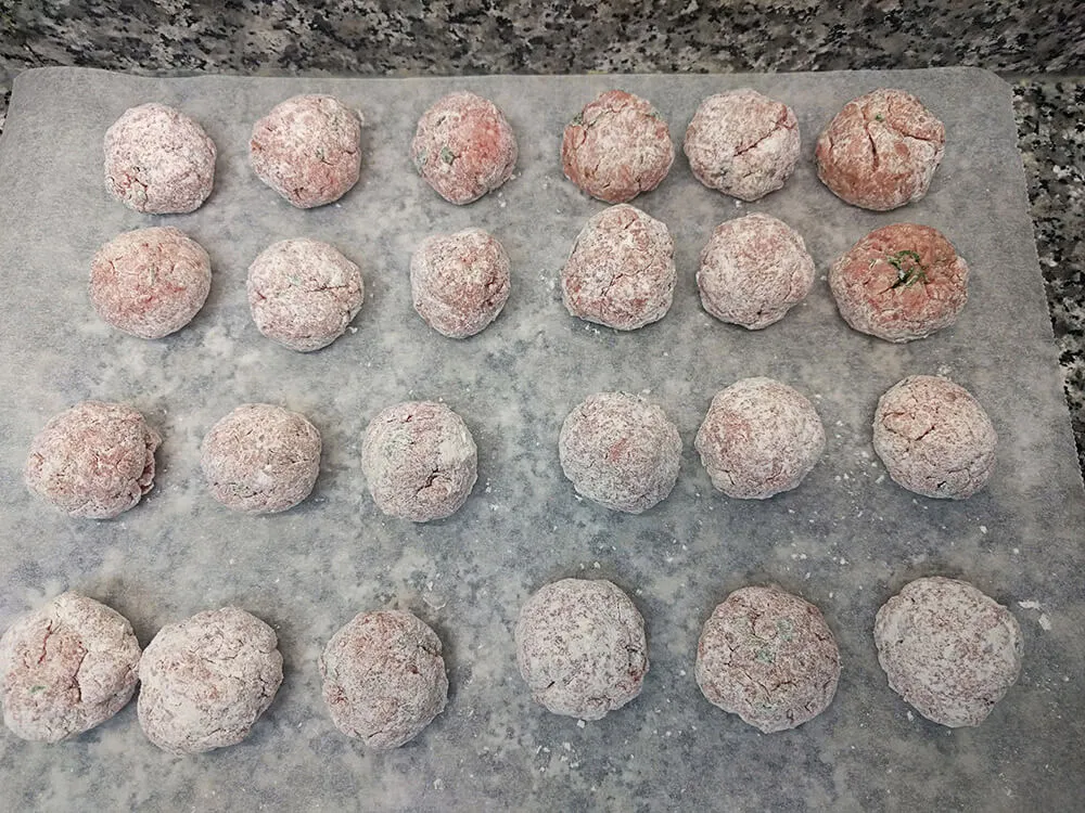 Albóndigas enharinadas