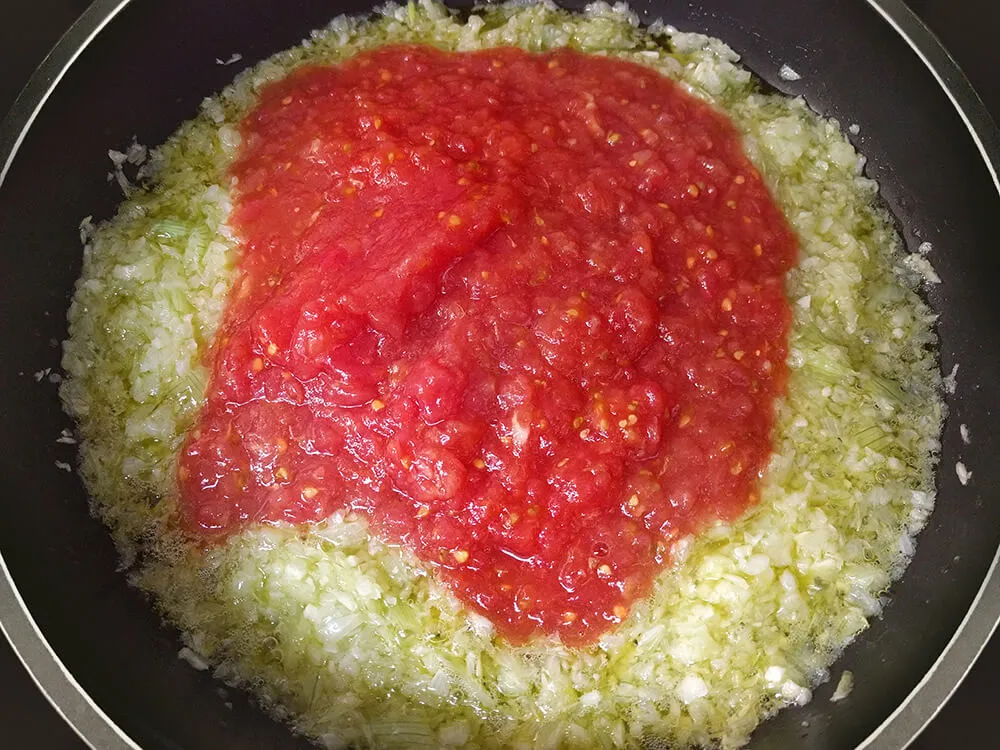 Cebolla rehogándose con tomate rallado