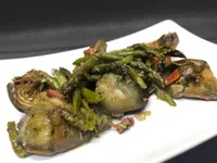 Alcachofas con espárragos y jamón