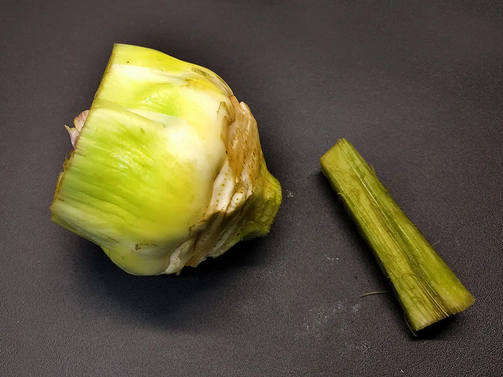 Alcachofas y tallo pelados