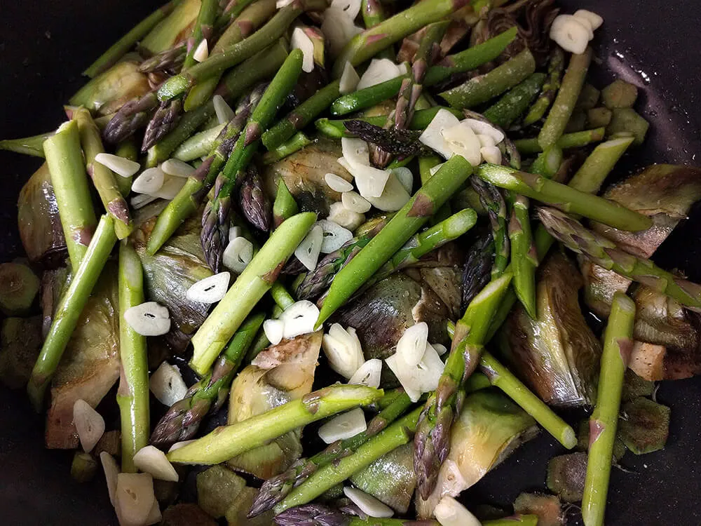 Alcachofas, espárragos y ajos laminados