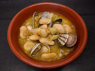 Alubias con almejas y ajos tiernos
