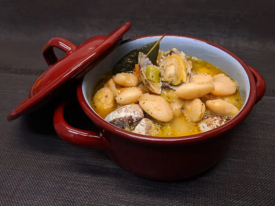 Alubias con almejas y ajos tiernos.