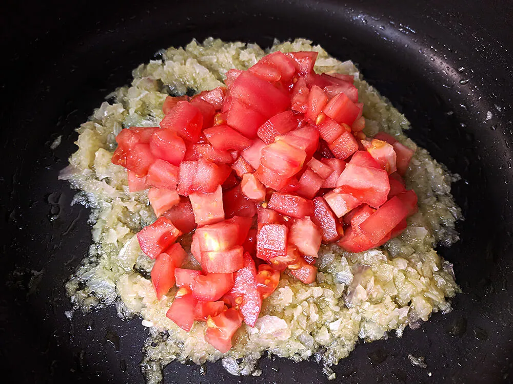 Cebolla pochada y tomate a dados.