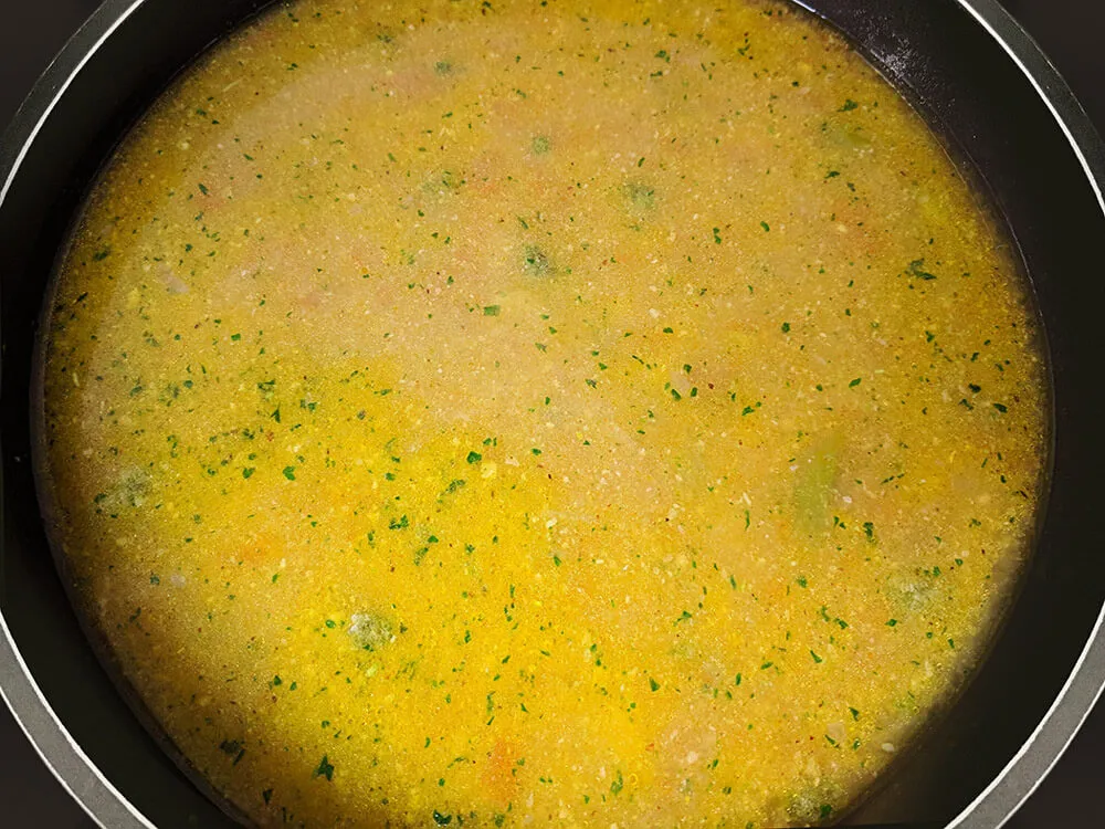 Sofrito y caldo de pescado.