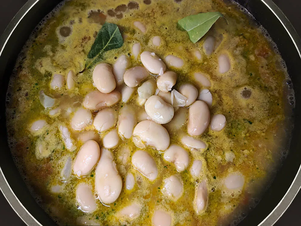 Guiso con alubias y laurel.