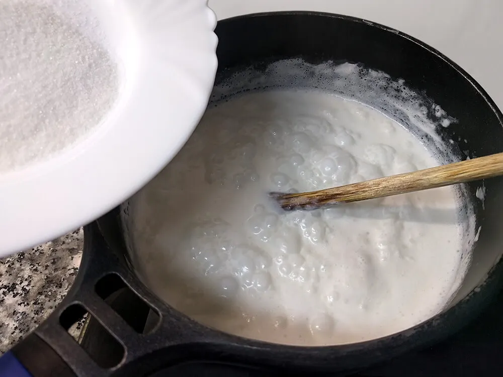 Arroz con leche hirviendo y azúcar