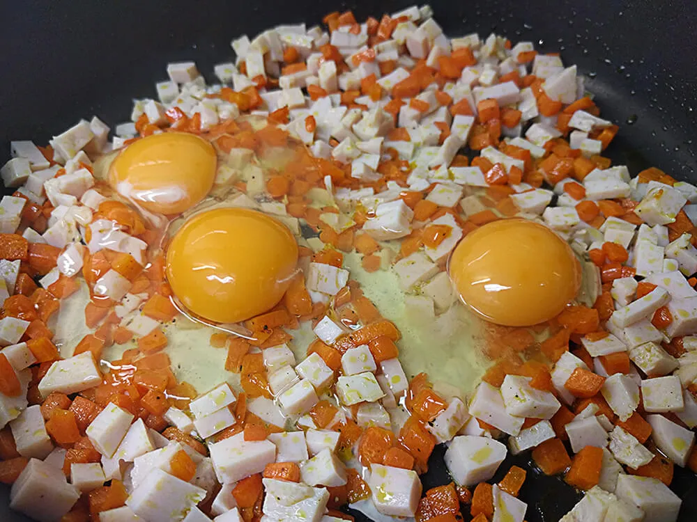 Zanahoria con el pavo y los huevos