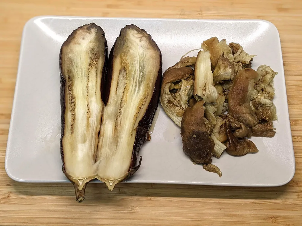 Berenjenas horneadas y peladas.