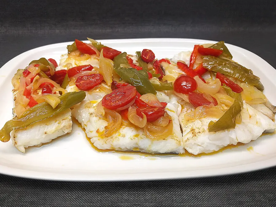 Bacalao fresco a la plancha con pimientos y cebolla