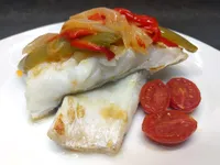 Bacalao fresco a la plancha con pimientos y cebolla
