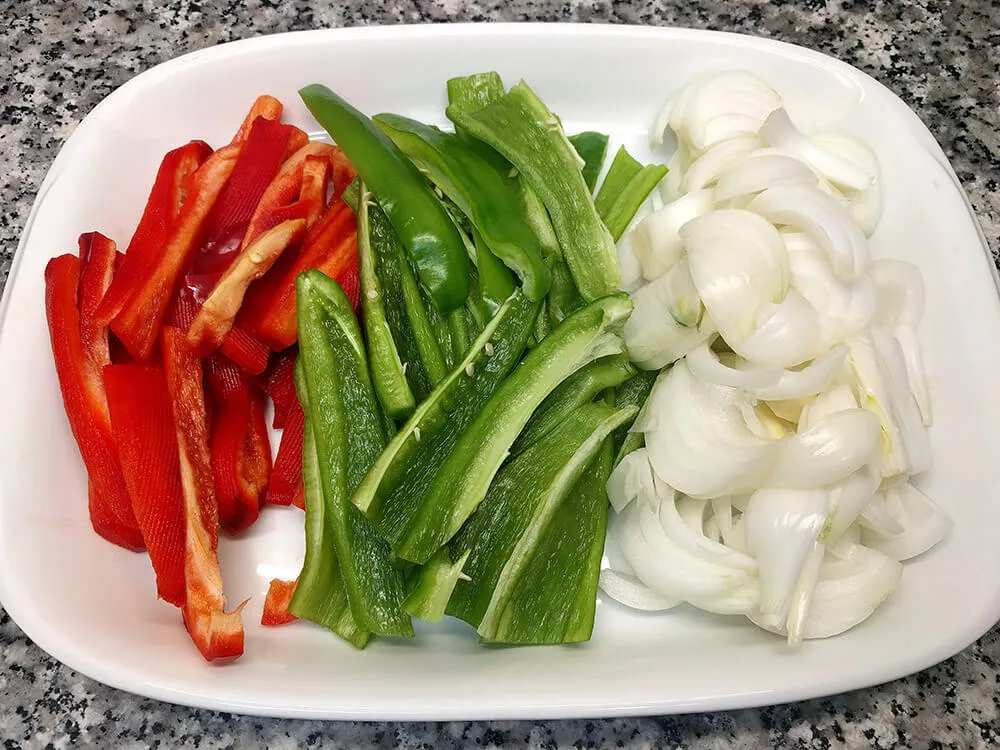 Tiras de pimiento rojo y verde y cebolla en juliana