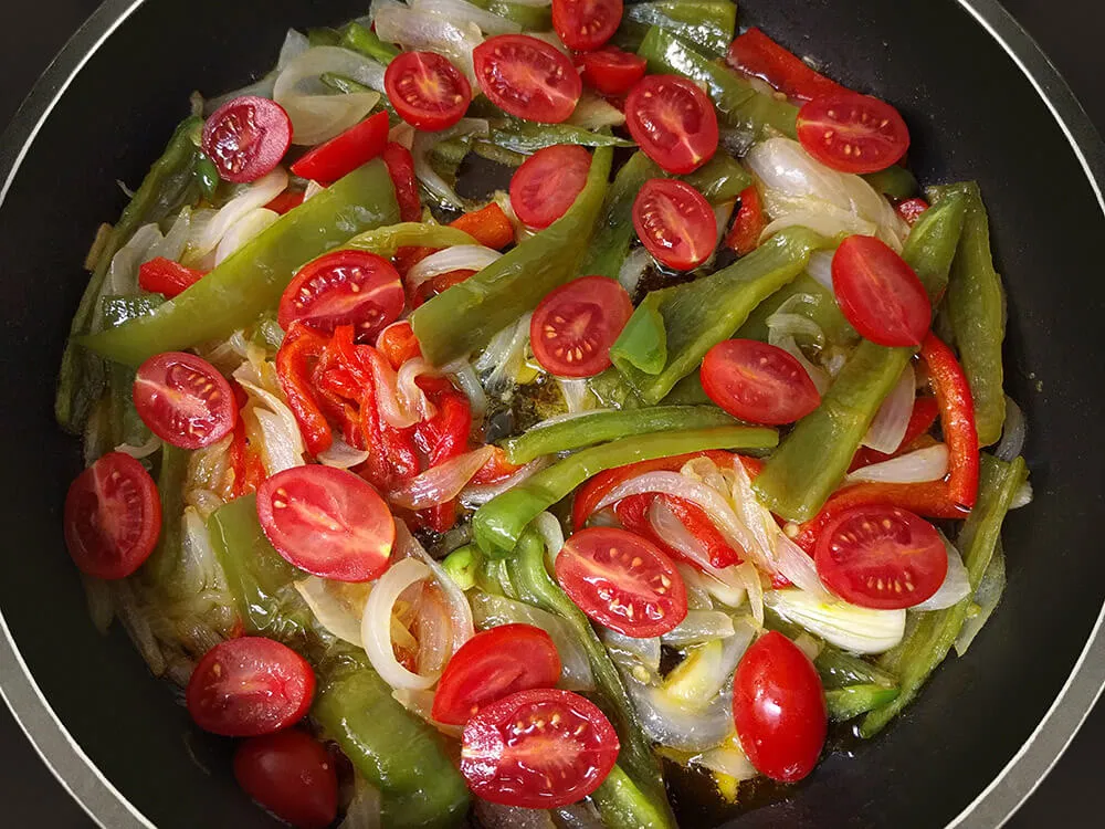 Rehogado de pimientos, cebolla y tomates cherry