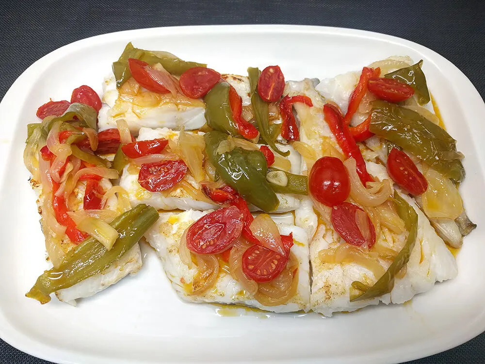 Bacalao a la plancha con pimientos, cebolla y tomates cherry