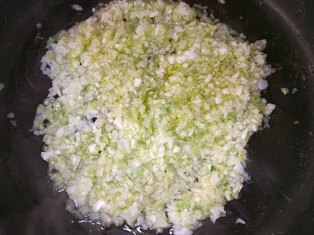 Cebolla picada pochándose
