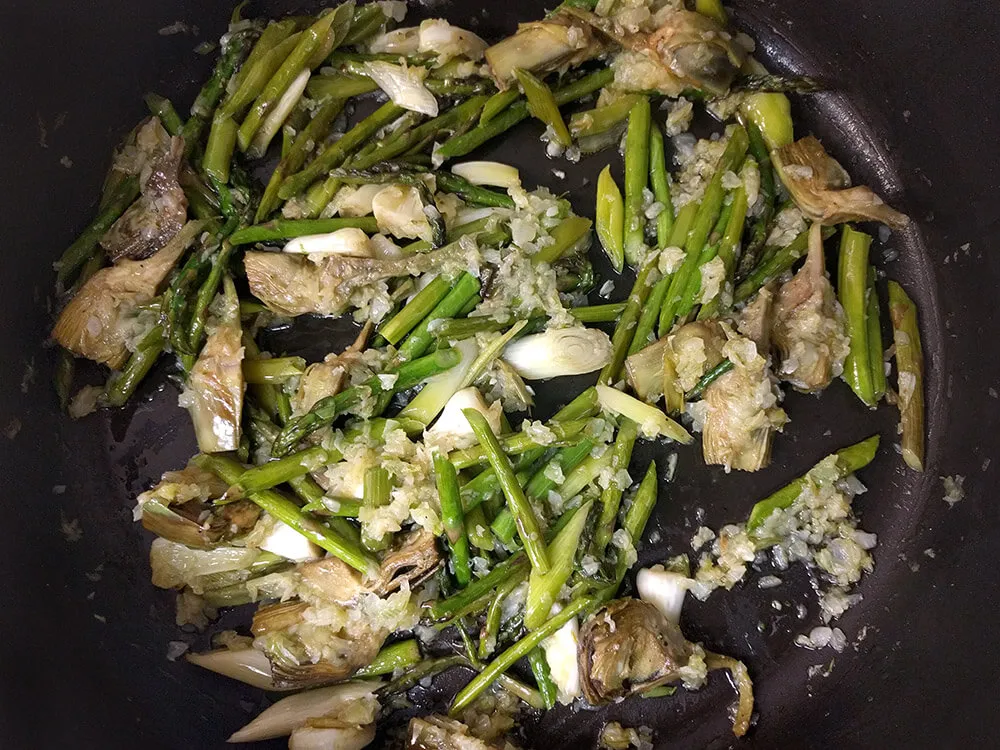 Cebolla pochada, ajos tiernos, alcachofas y espárragos verdes rehogados