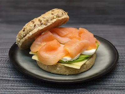 Bagel de salmón, aguacate y Maasdamer