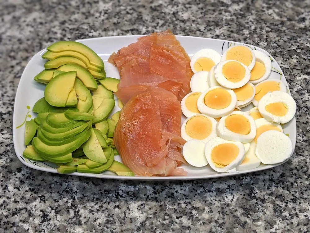 Aguacate, salmón y huevo cocido.