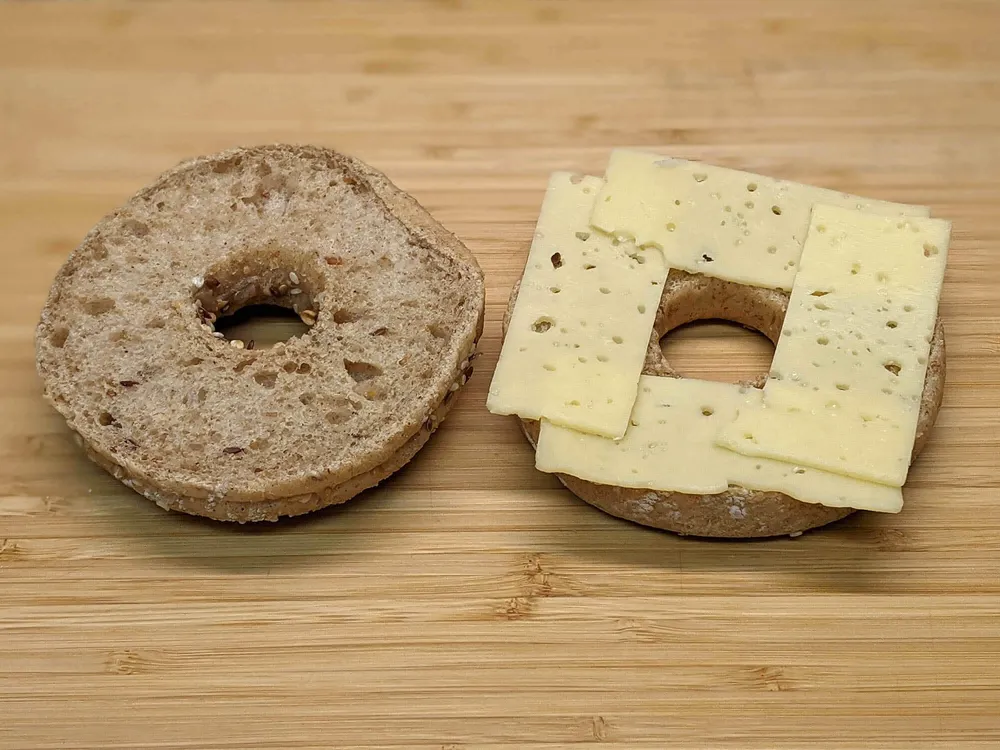 Bagel y queso Maasdamer.