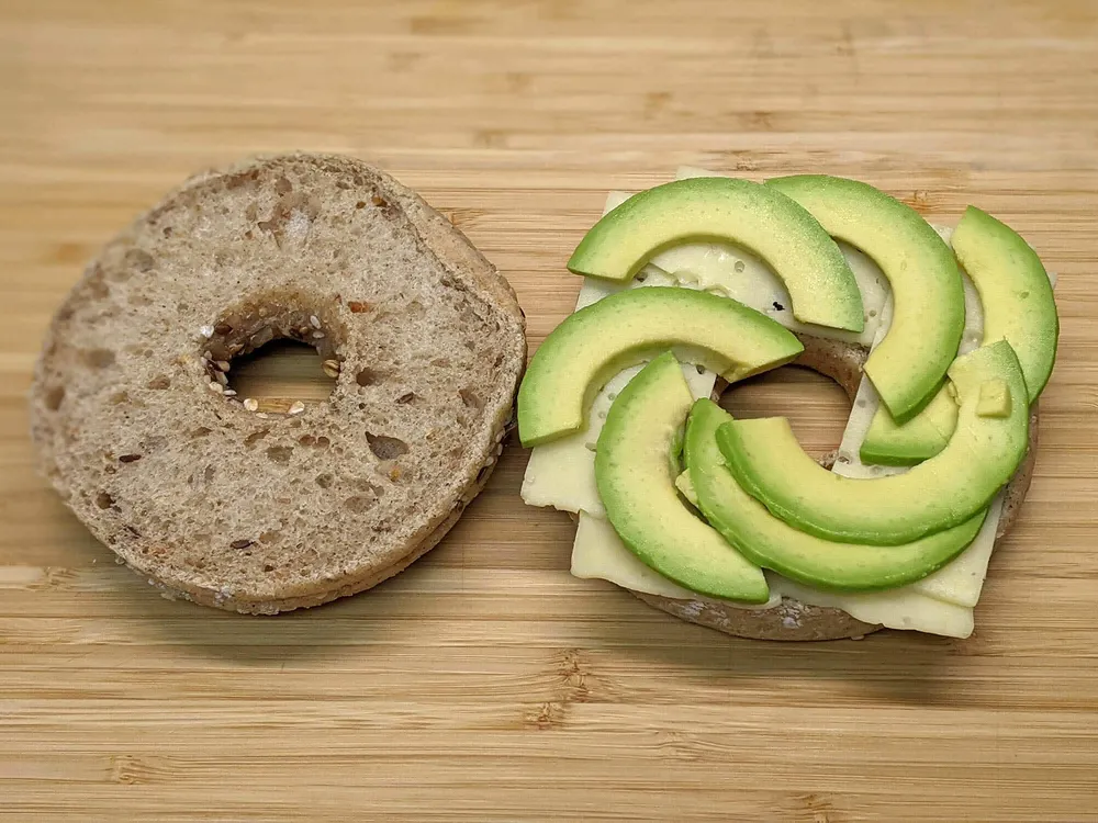 Bagel, Maasdamer y aguacate.