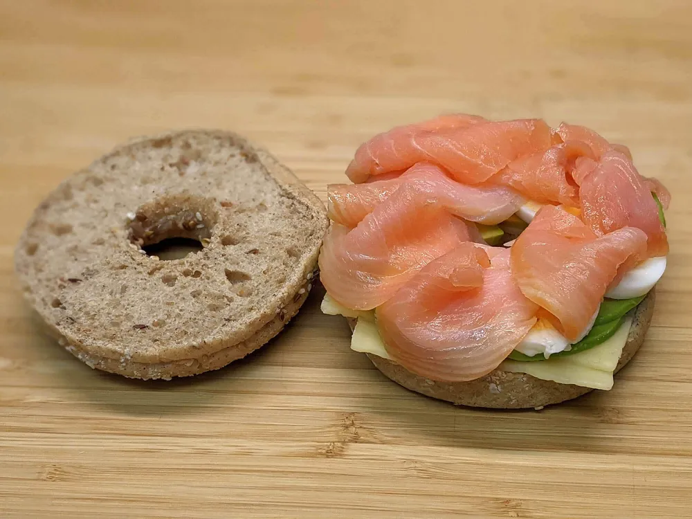 Bagel, Maasdamer, aguacate, huevo cocido y salmón ahumado.