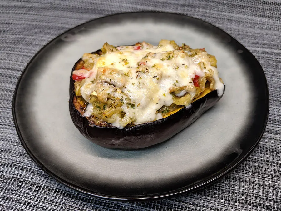 Berenjena rellena de champiñones.