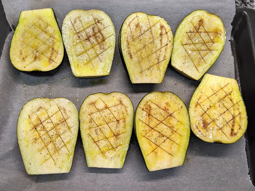 Berenjenas con aceite, sal y pimienta.