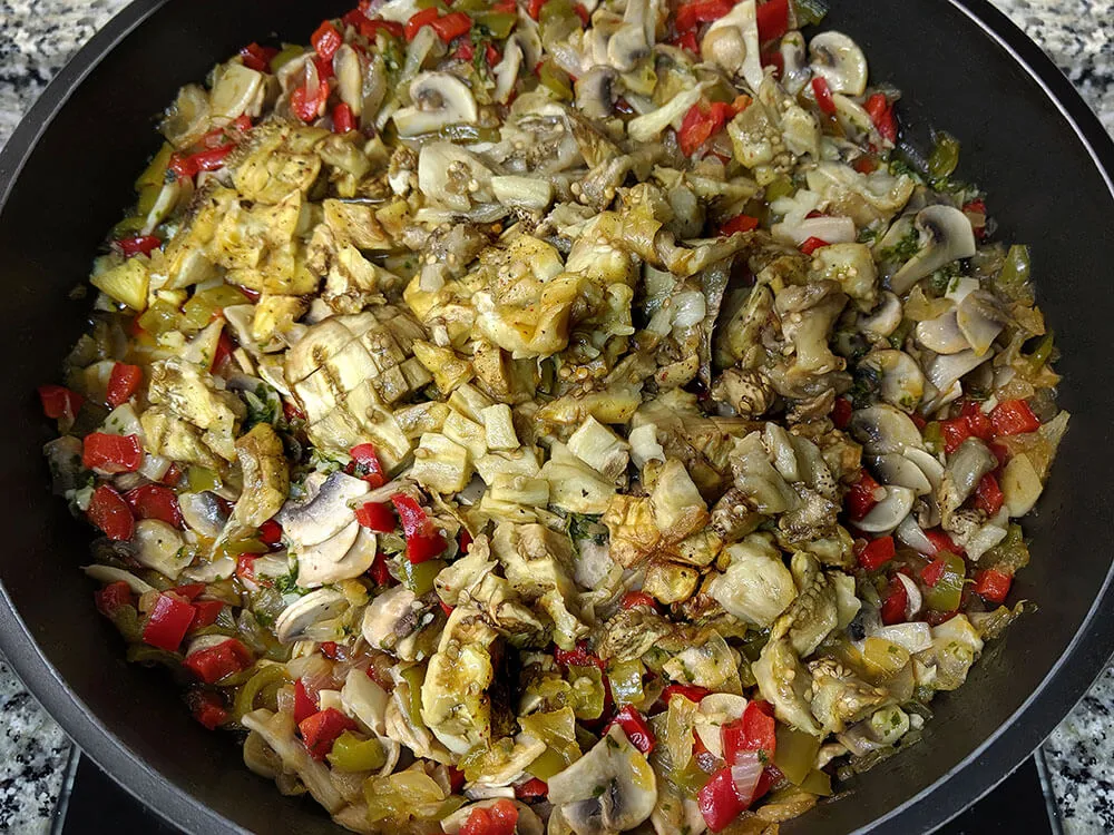 Pimientos, cebolla, dientes de ajo, champiñones y carne de berenjena horneada.