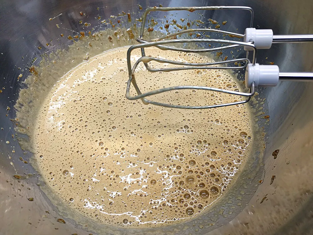 Azúcar y huevo batidos.