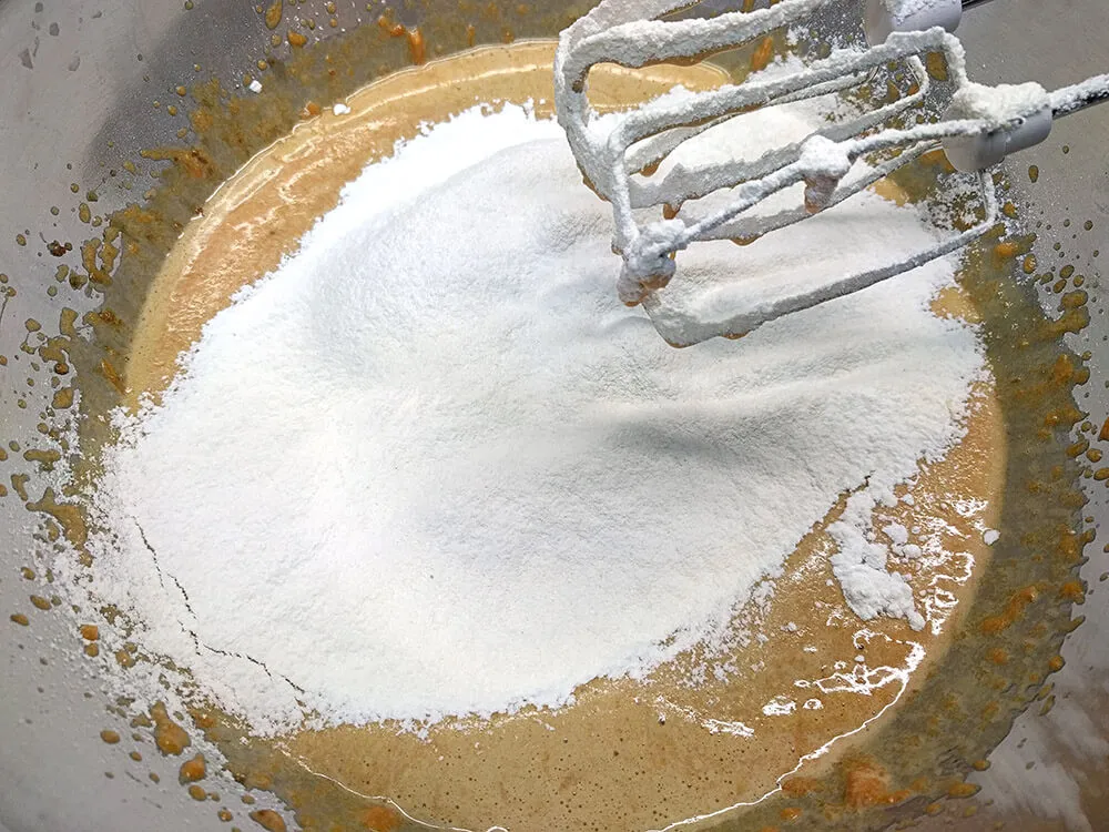 Huevos batidos con azúcar, puré de boniato, levadura y harina.