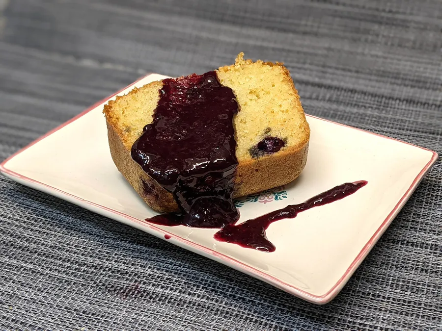 Segunda presentación del bizcocho de yougur con coulis de arándanos