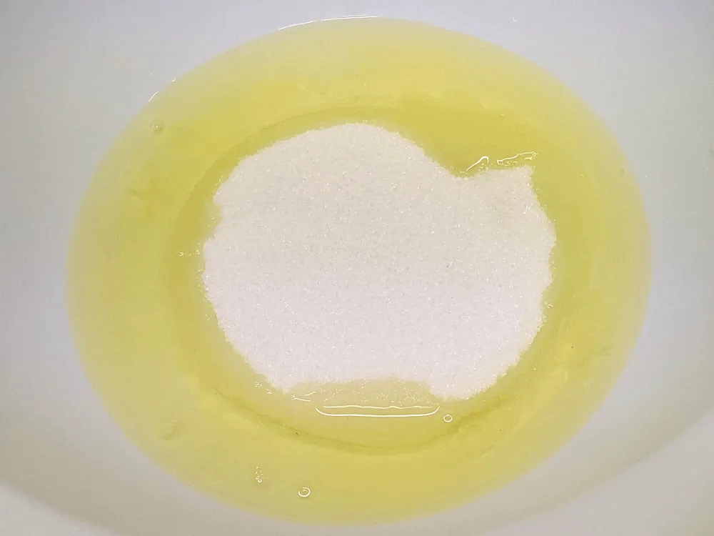 Claras de huevo y azúcar.