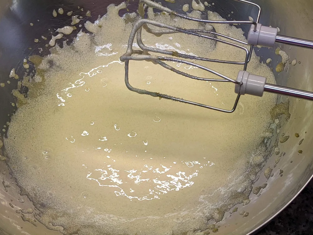 Yemas montadas con azúcar.