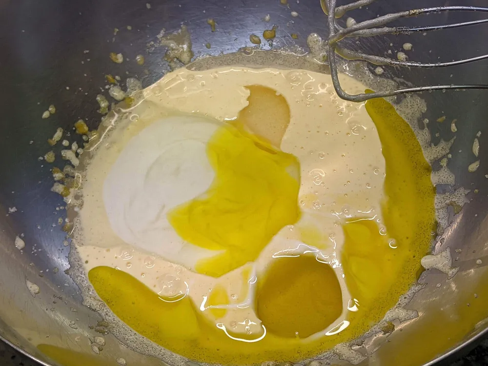 Yemas montadas con azúcar, yogur, aceite de coco y aceite OVE.