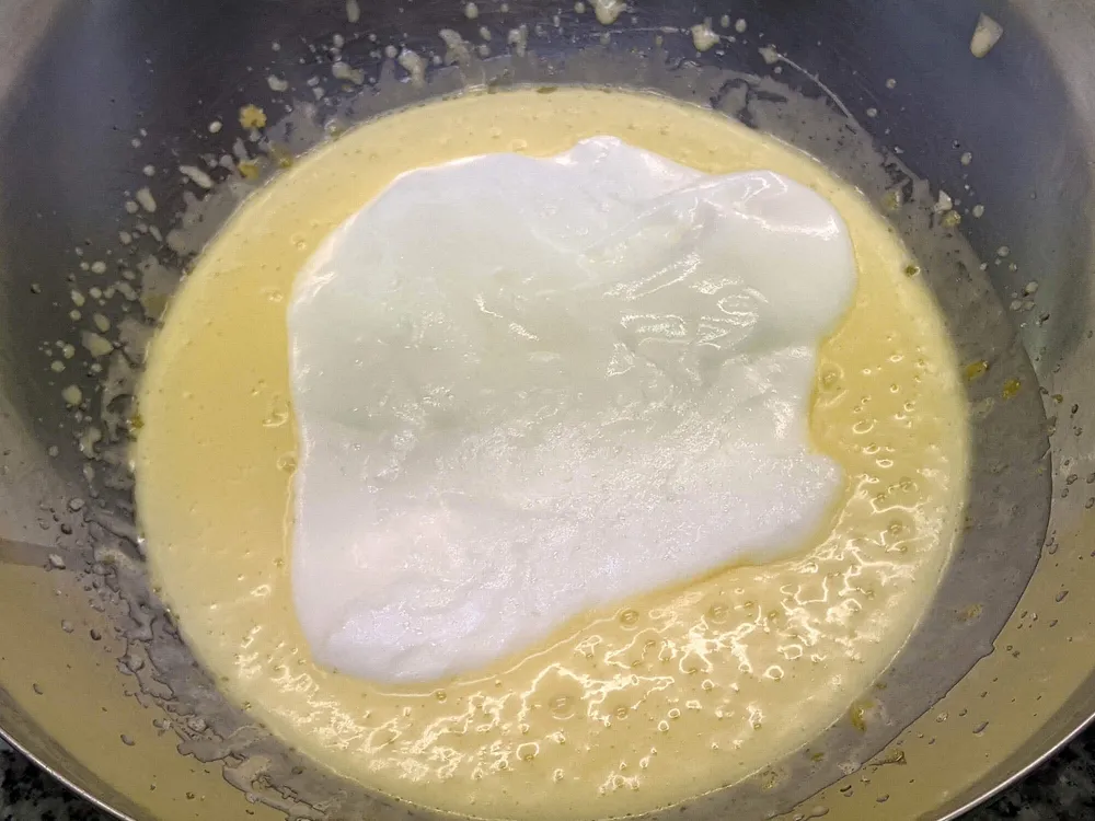 Yemas montadas con azúcar, yogur, aceite de coco, aceite OVE y claras montadas.