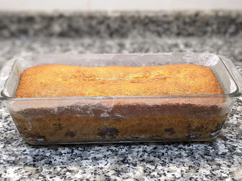 Bizcocho de arándanos horneado.