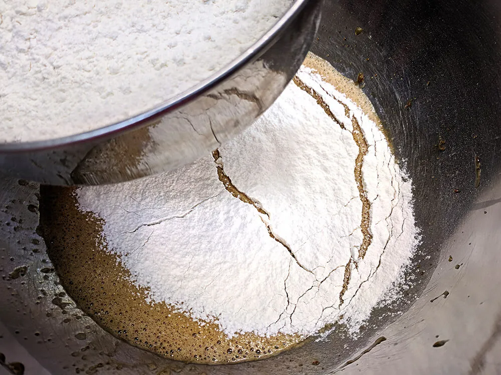 Huevos batidos con azúcar y harina tamizada.