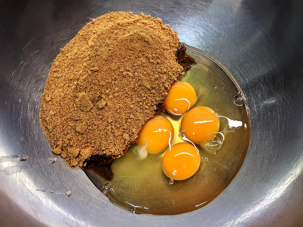 Huevos y azúcar panela.