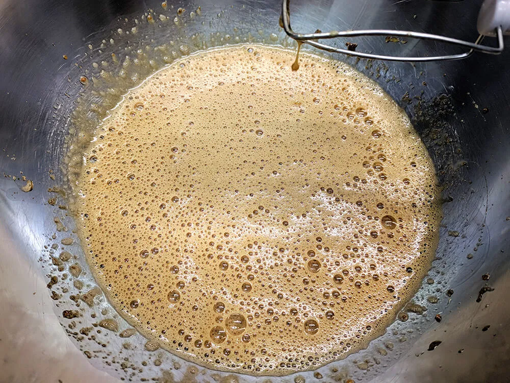 Huevos batidos con azúcar panela.