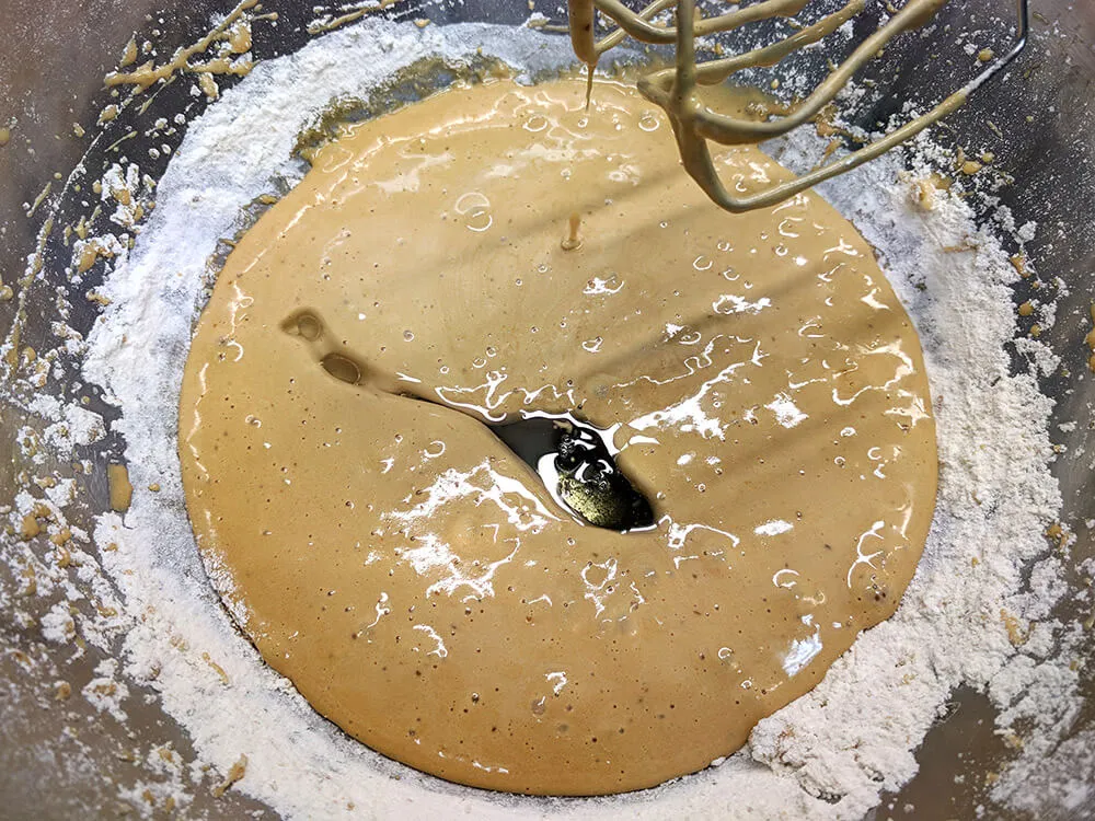 Masa cruda de bizcocho con aceite de girasol.