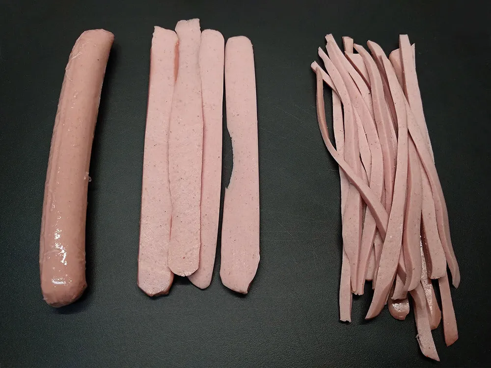 Frankfurts cortados a tiras.